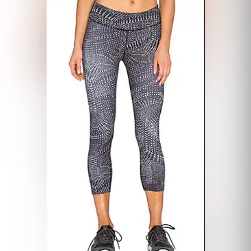 Beyond Yoga Lux Print Capri Legging in Swirling Dot Sz. M